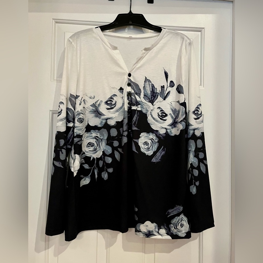 NEW Women’s Floral Black & White Long-Sleeved Top Size Large